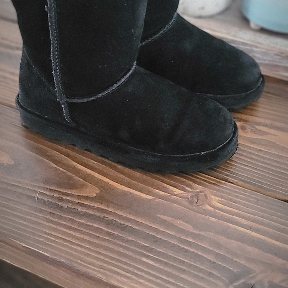- Bearpaw black boots - Picture 8 of 8